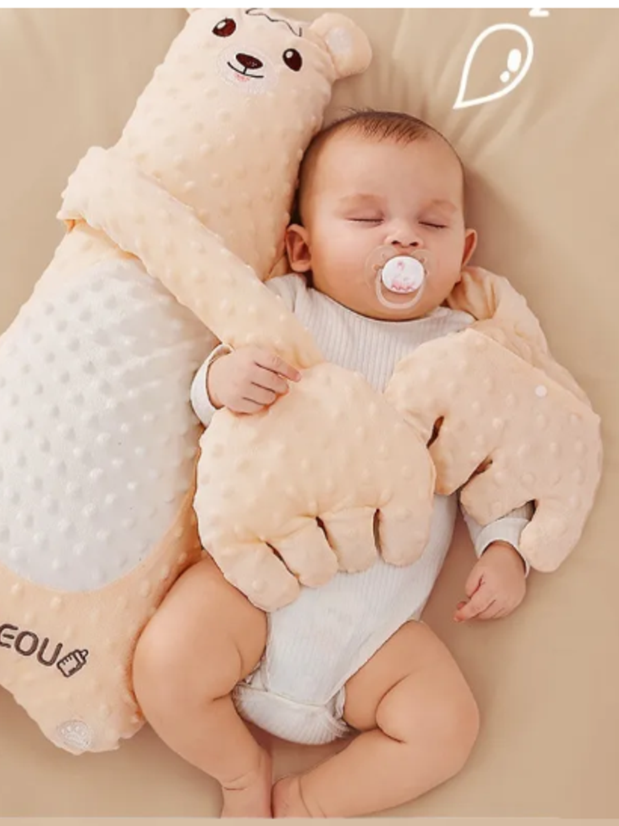 Baby snuggling with a Draglös soothing pillow